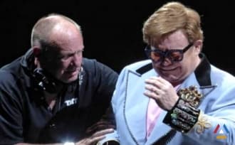 Elton John Loses His Voice While Singing At His Concert