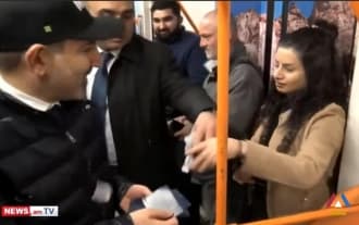 Girl rips YES booklet and throws it at Armenia PM in metro wagon
