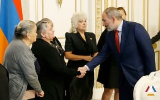 Armenian PM meets with parents of soldiers who died in peacetime