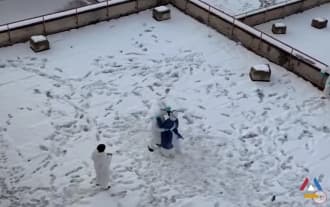 Медработники, борющиеся с коронавирусом, танцуют и играют в снежки