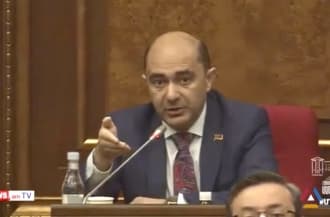 Что заставило депутатов парламента Армении надеть маски?