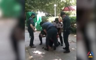 Полицейские унижают гражданина за то, что у него нет маски