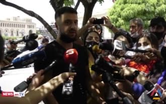 Actor Ben Avetisyan in front of the government with activists