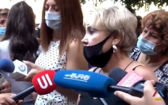 Protest of Armenian clothes, shoes importers, sellers outside government building