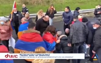 In France, the Turks with hammers, attacked the protesting Armenians. There are wounded