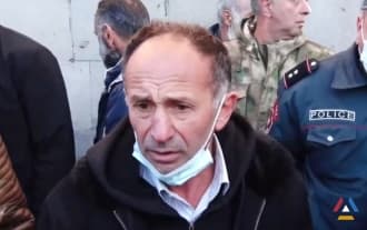 Родственники пропавших без вести военнослужащих перед зданием правительства Армении