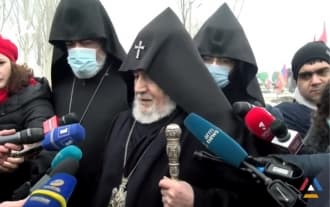 Will the Catholicos discuss the issue of returning the prisoners with the spiritual leader of Azerbaijan?