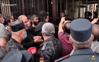 Relatives of the missing and POW tried to break the gates of the building of the Ministry of Defense Gates