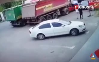 Как взрывается машина возле таможенного поста Баграташен: ВИДЕО