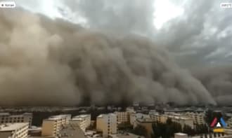 Мощная песчаная буря и тайфун обрушились на Китай: Видео