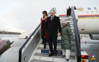 Nikol Pashinyan arrives in St. Petersburg with his wife and daughter
