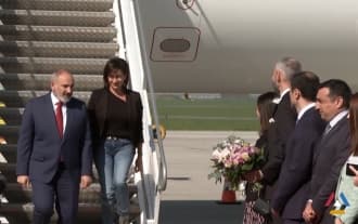 Nikol Pashinyan arrives in Czech Republic with his wife